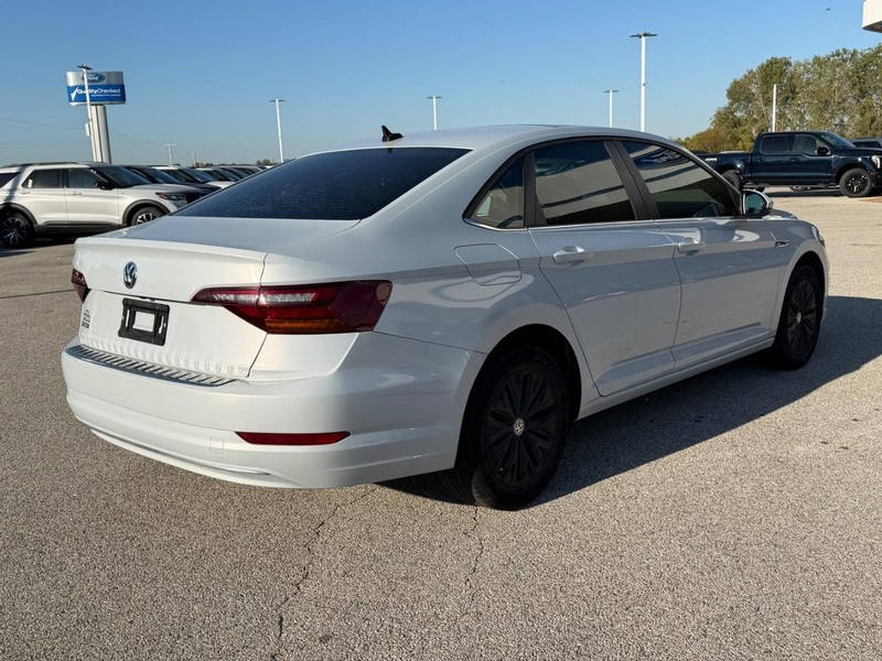 Volkswagen Jetta Vehicle Full-screen Gallery Image 6