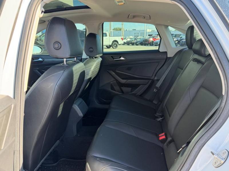 Volkswagen Jetta Vehicle Full-screen Gallery Image 10