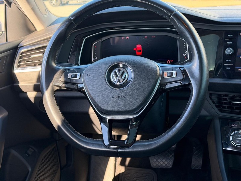 Volkswagen Jetta Vehicle Full-screen Gallery Image 13