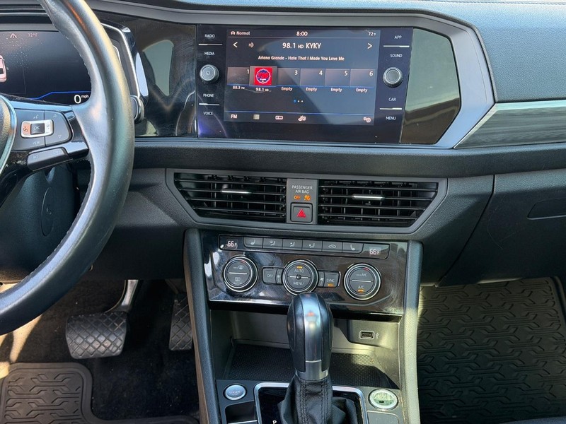 Volkswagen Jetta Vehicle Full-screen Gallery Image 14