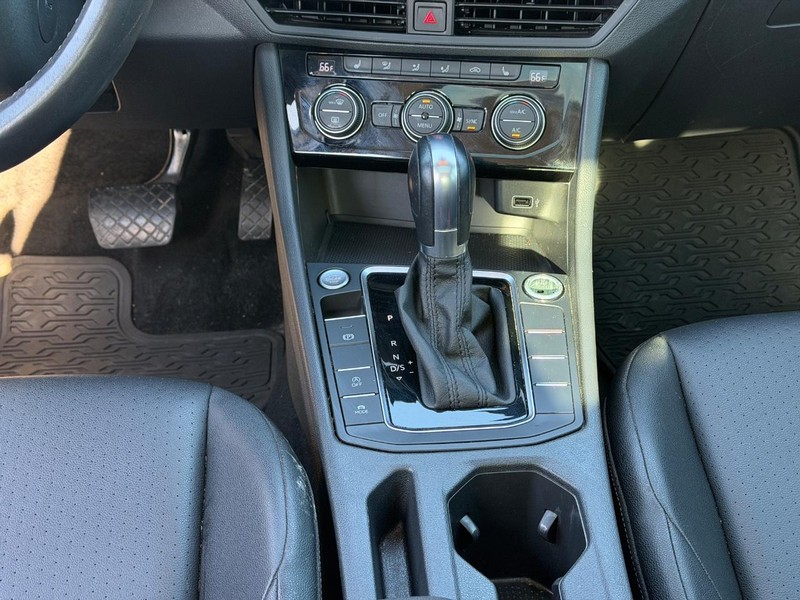 Volkswagen Jetta Vehicle Full-screen Gallery Image 15
