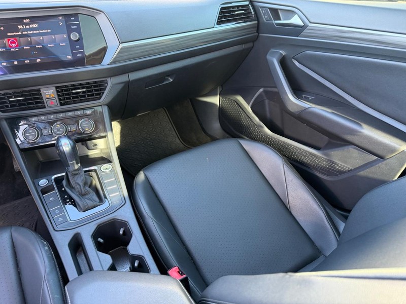 Volkswagen Jetta Vehicle Full-screen Gallery Image 16