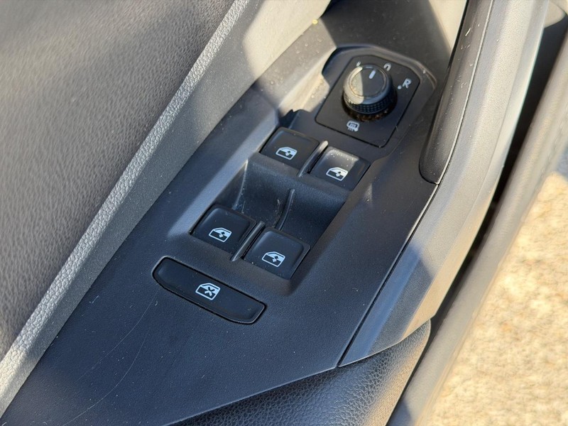 Volkswagen Jetta Vehicle Full-screen Gallery Image 17
