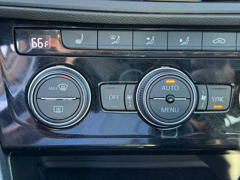 Volkswagen Jetta Vehicle Full-screen Gallery Image 21