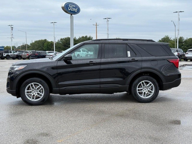 Ford Explorer Vehicle Full-screen Gallery Image 2