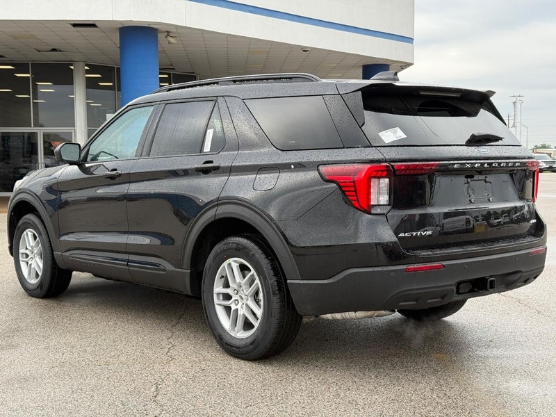 Ford Explorer Vehicle Full-screen Gallery Image 3