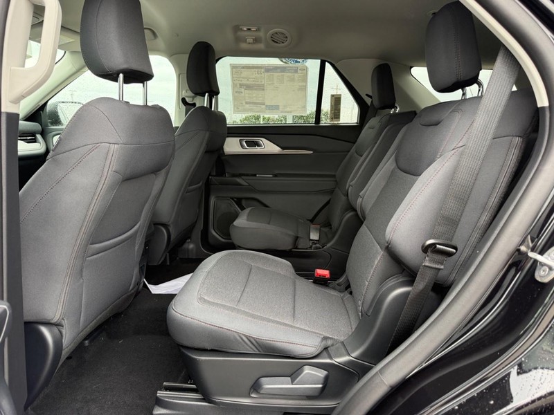 Ford Explorer Vehicle Full-screen Gallery Image 6