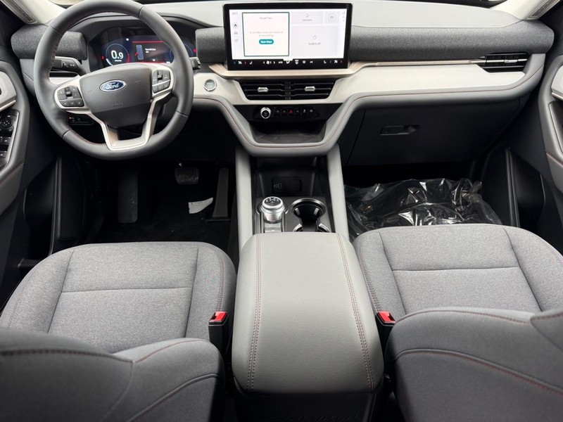 Ford Explorer Vehicle Full-screen Gallery Image 7