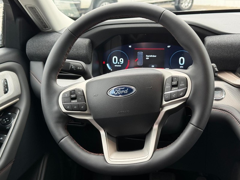 Ford Explorer Vehicle Full-screen Gallery Image 8