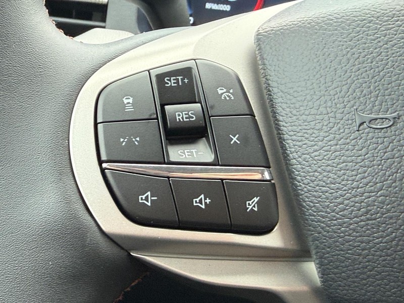 Ford Explorer Vehicle Full-screen Gallery Image 9