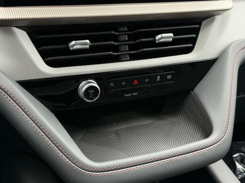 Ford Explorer Vehicle Full-screen Gallery Image 14