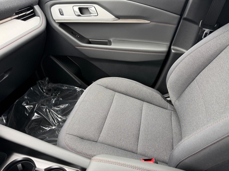 Ford Explorer Vehicle Full-screen Gallery Image 16