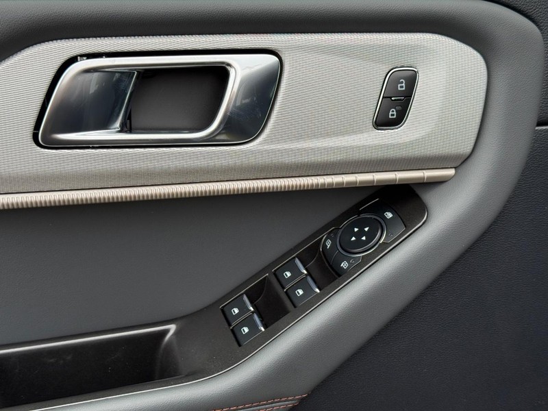 Ford Explorer Vehicle Full-screen Gallery Image 18