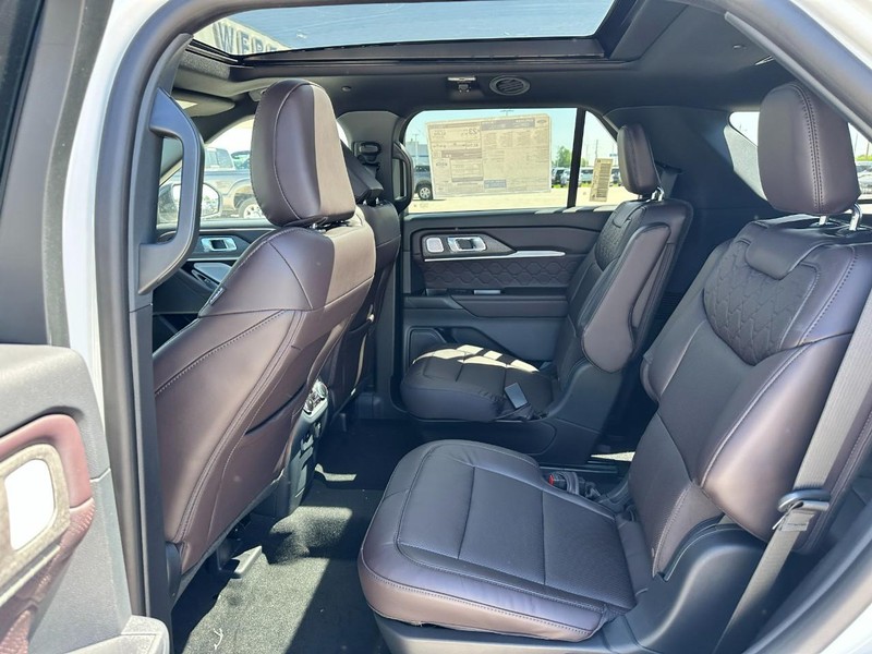 Ford Explorer Vehicle Full-screen Gallery Image 4