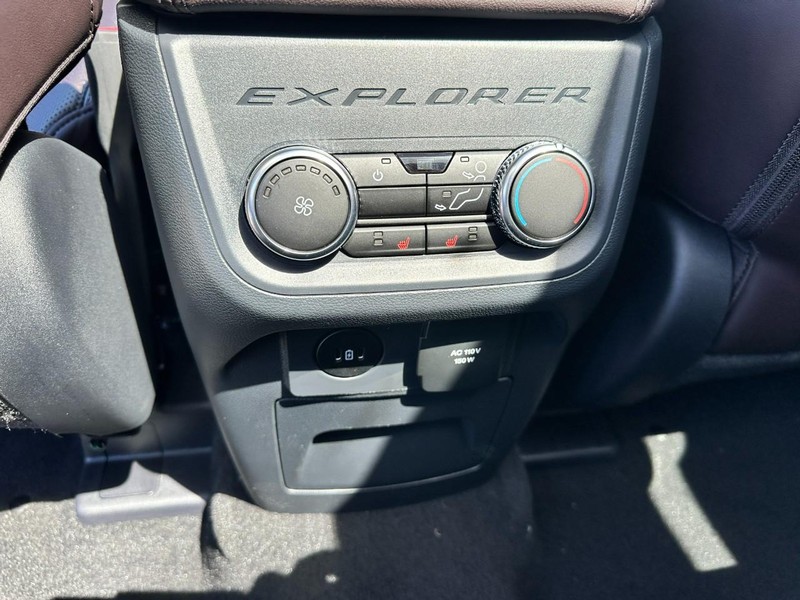 Ford Explorer Vehicle Full-screen Gallery Image 5