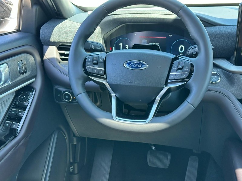 Ford Explorer Vehicle Full-screen Gallery Image 8
