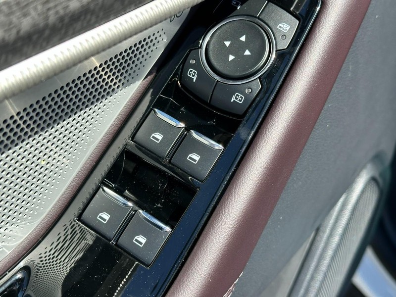 Ford Explorer Vehicle Full-screen Gallery Image 11