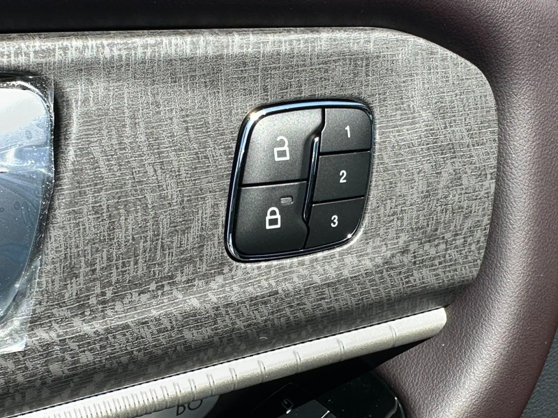 Ford Explorer Vehicle Full-screen Gallery Image 12