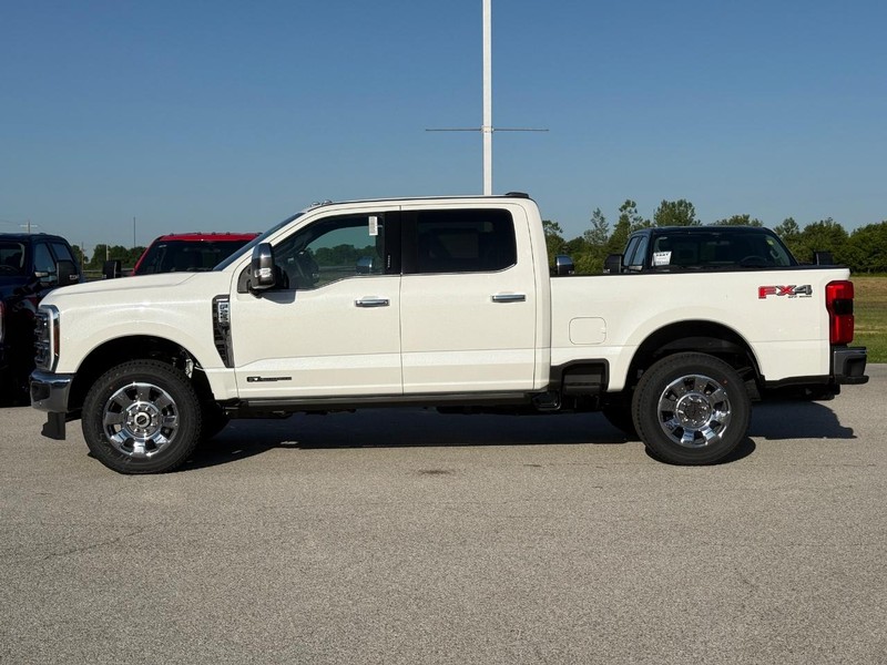 Ford Super Duty F-250 SRW Vehicle Full-screen Gallery Image 2