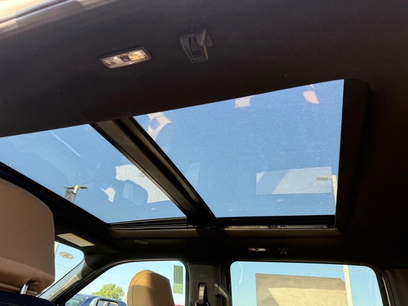 Ford Super Duty F-250 SRW Vehicle Full-screen Gallery Image 6