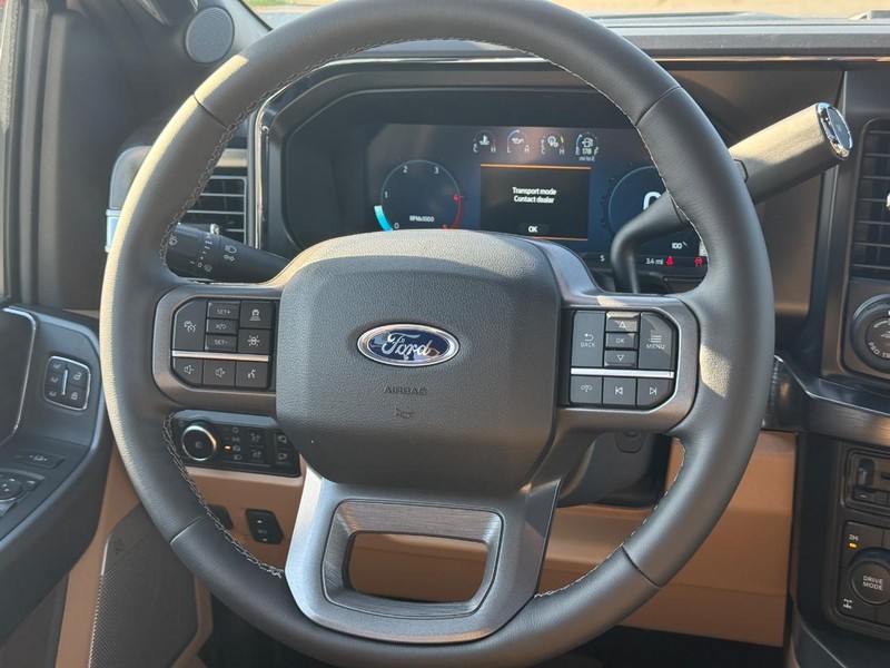 Ford Super Duty F-250 SRW Vehicle Full-screen Gallery Image 9