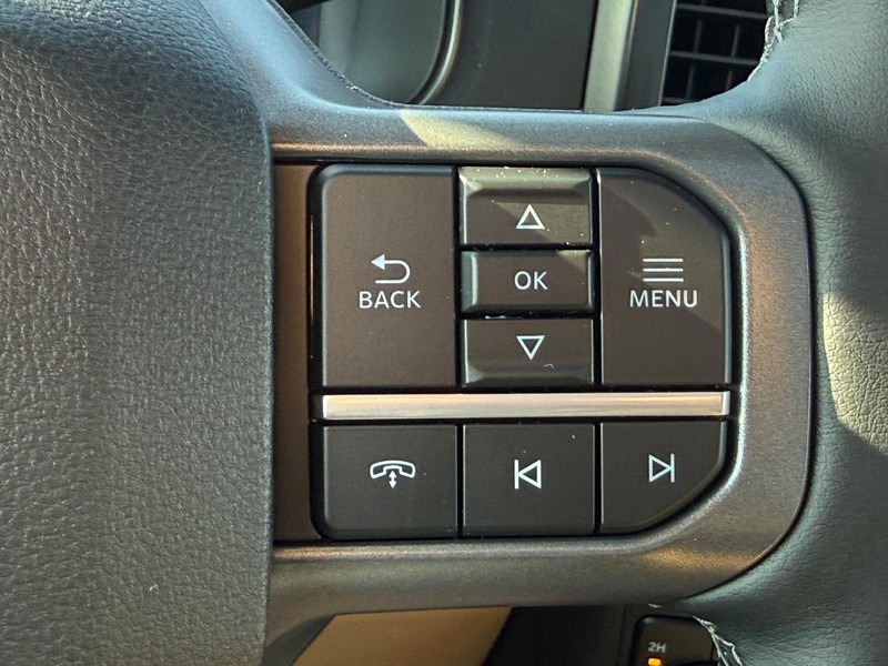 Ford Super Duty F-250 SRW Vehicle Full-screen Gallery Image 11