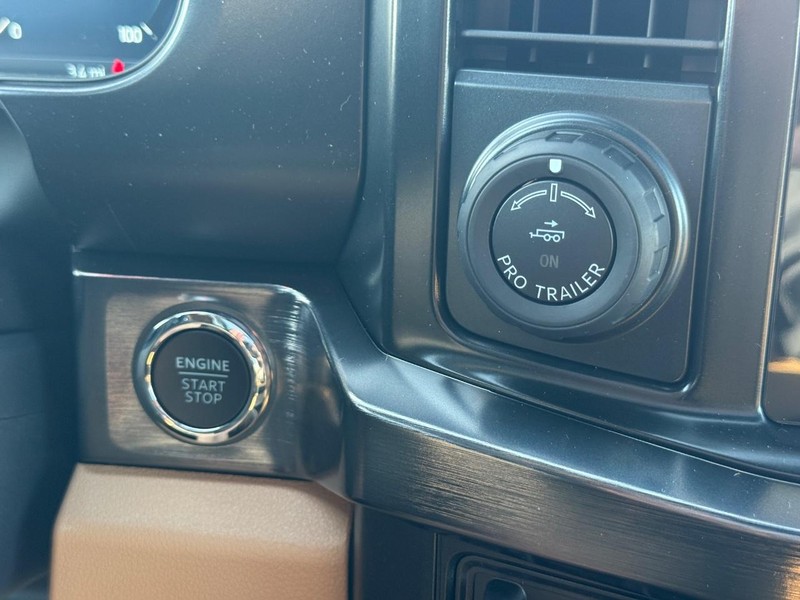 Ford Super Duty F-250 SRW Vehicle Full-screen Gallery Image 12