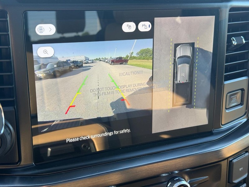 Ford Super Duty F-250 SRW Vehicle Full-screen Gallery Image 14