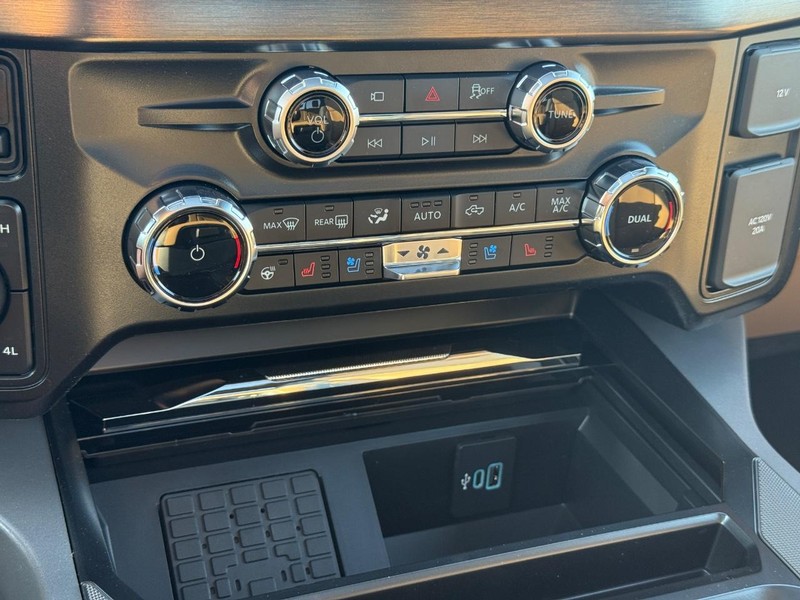 Ford Super Duty F-250 SRW Vehicle Full-screen Gallery Image 16