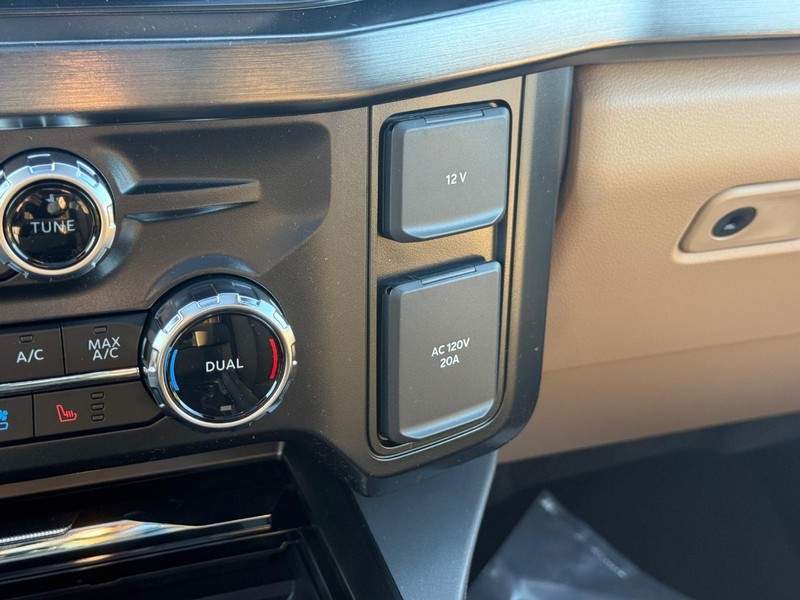 Ford Super Duty F-250 SRW Vehicle Full-screen Gallery Image 17