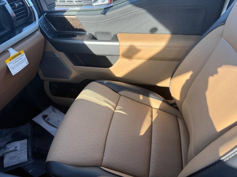 Ford Super Duty F-250 SRW Vehicle Full-screen Gallery Image 18