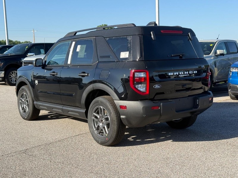 Ford Bronco Sport Vehicle Full-screen Gallery Image 3