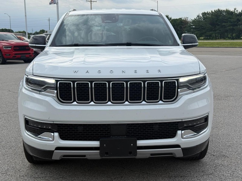 Jeep Wagoneer L Vehicle Full-screen Gallery Image 9