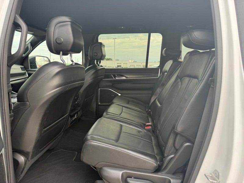 Jeep Wagoneer L Vehicle Full-screen Gallery Image 11