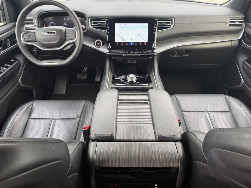 Jeep Wagoneer L Vehicle Full-screen Gallery Image 12