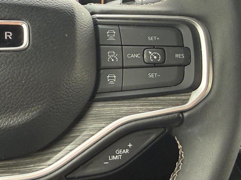 Jeep Wagoneer L Vehicle Full-screen Gallery Image 15