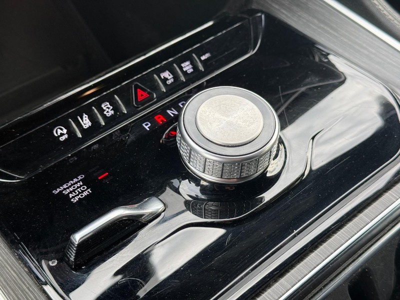 Jeep Wagoneer L Vehicle Full-screen Gallery Image 21