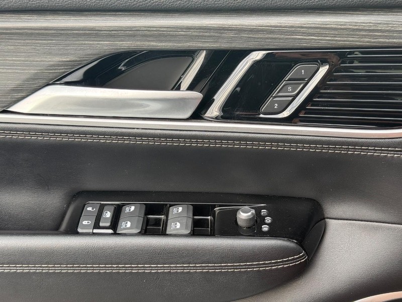 Jeep Wagoneer L Vehicle Full-screen Gallery Image 25