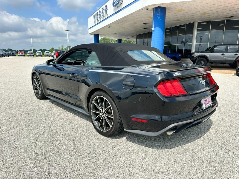 Ford Mustang Vehicle Full-screen Gallery Image 3