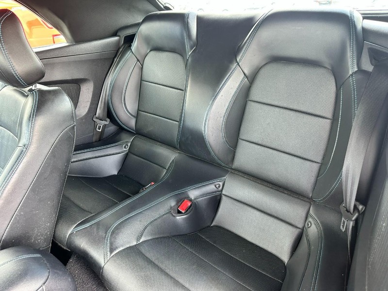 Ford Mustang Vehicle Full-screen Gallery Image 9