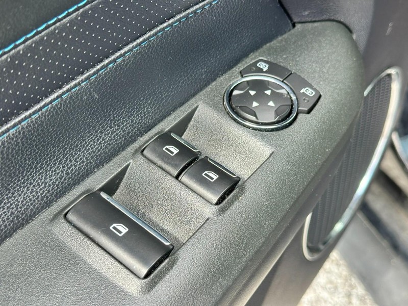 Ford Mustang Vehicle Full-screen Gallery Image 12