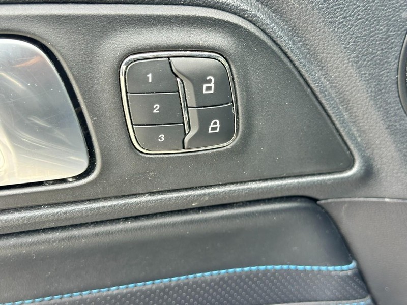 Ford Mustang Vehicle Full-screen Gallery Image 13