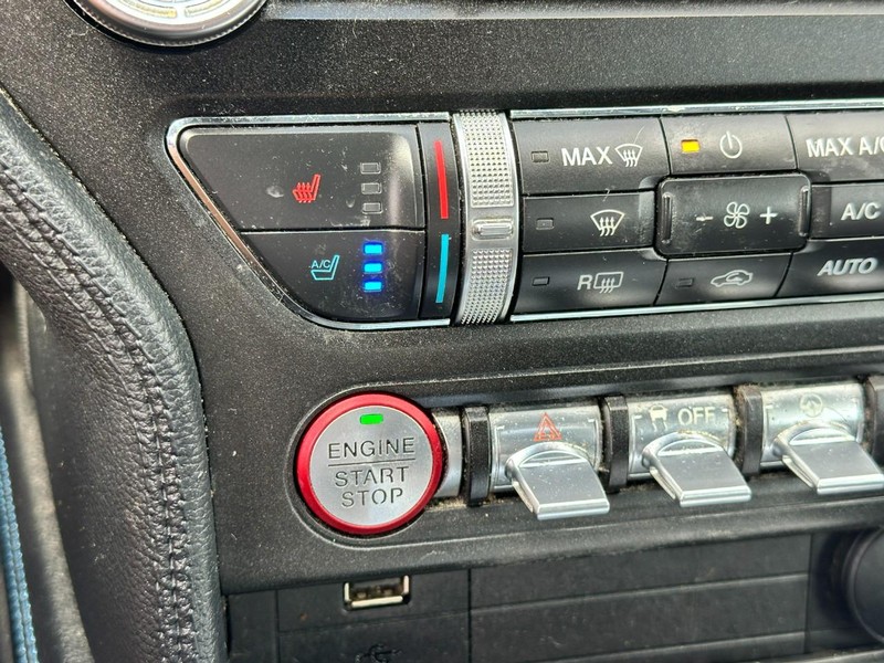 Ford Mustang Vehicle Full-screen Gallery Image 19