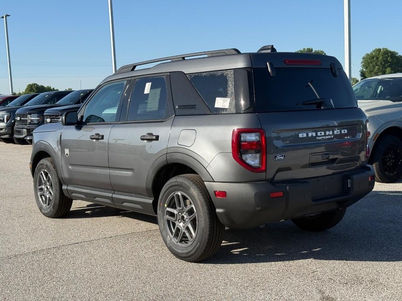Ford Bronco Sport Vehicle Full-screen Gallery Image 3