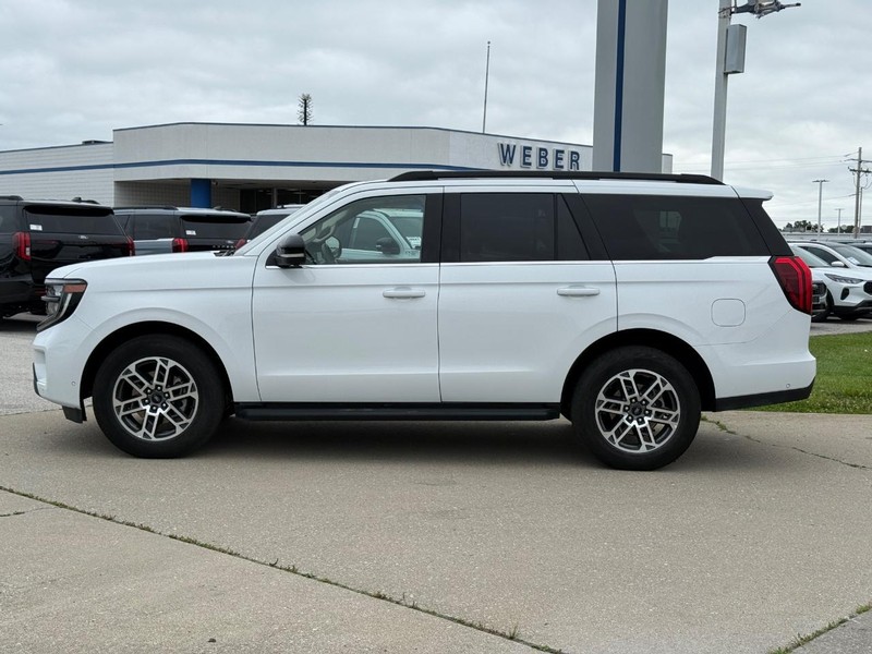 Ford Expedition Vehicle Full-screen Gallery Image 2