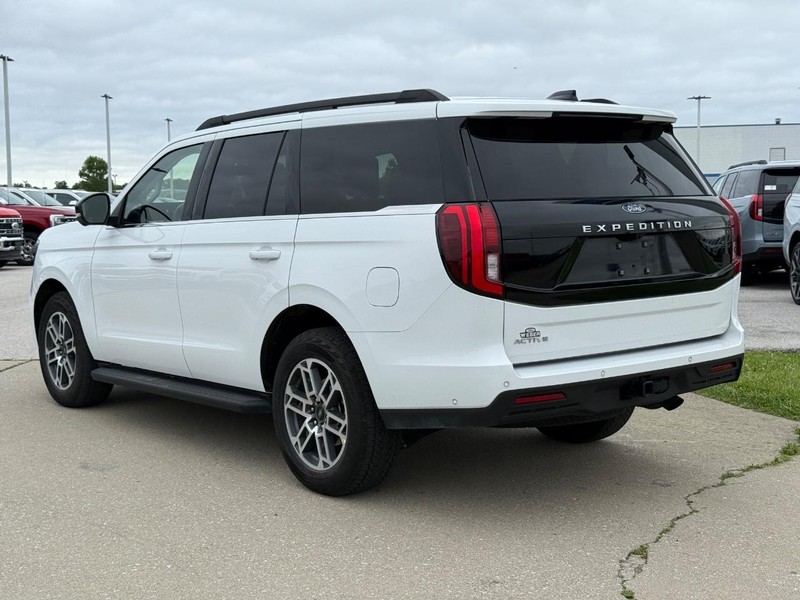 Ford Expedition Vehicle Full-screen Gallery Image 3