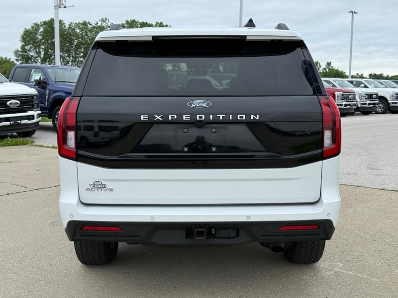 Ford Expedition Vehicle Full-screen Gallery Image 4