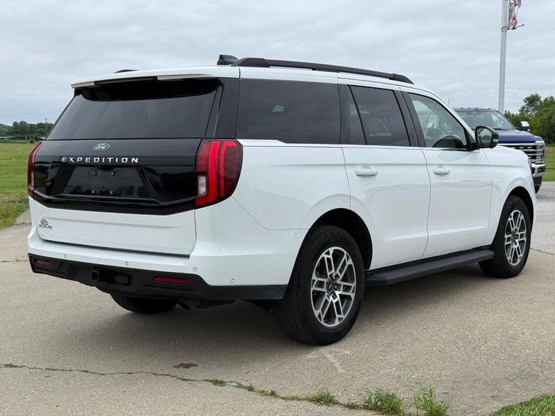 Ford Expedition Vehicle Full-screen Gallery Image 5