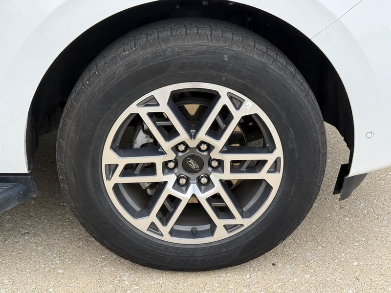 Ford Expedition Vehicle Full-screen Gallery Image 7