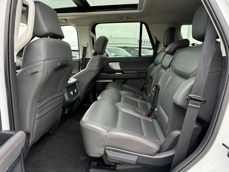Ford Expedition Vehicle Full-screen Gallery Image 11